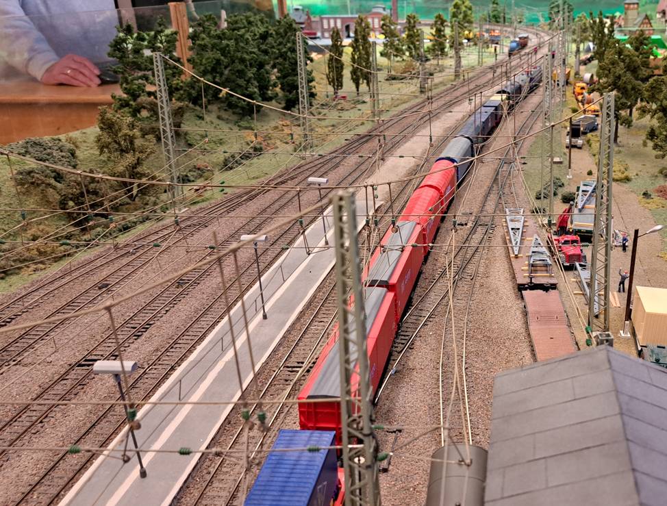 Ein langer Güterzug durchmisst den Bahnhof Laufach und strebt der Spessartrampe entgegen.