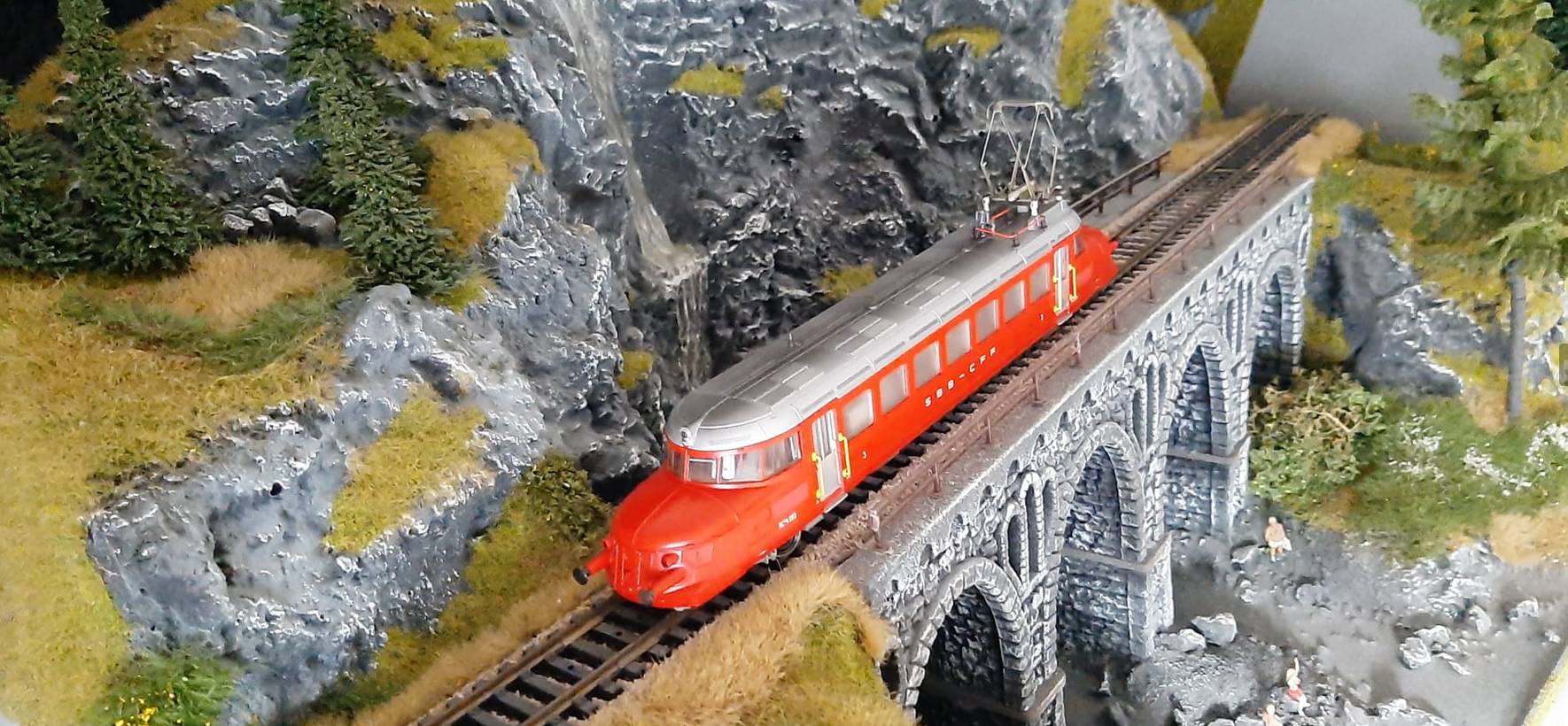 Vor schroffer Felswand und auf schmalen Steinbrücken: dort fühlt sich der Märklin 37869 / 3605 Triebwagen Serie RCe 2/4, "Roter Pfeil" der SBB zuhause. (Foto: Kalle)