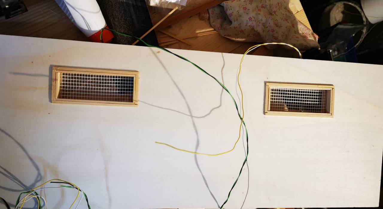 Die beiden Oberlichter an der Rückwand. Die Verkabelung führt Strom zu den LED-Deckenleisten. (Foto: Karl Heinz)