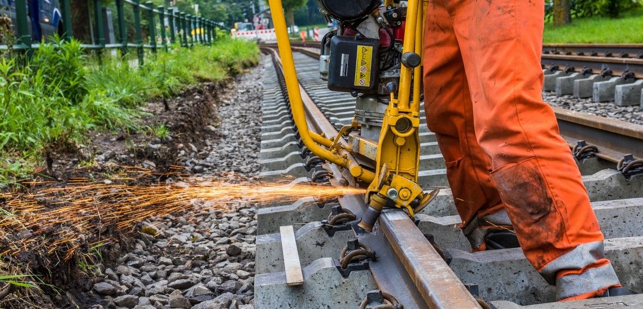 Bundesregierung erhöht Investitionen in den Schienenausbau (Foto: AdobeStock - Michael Eichhammer 167673869)