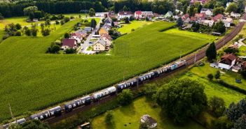 Wachsende Bedeutung der Bahn für norddeutsche Häfen (Foto: AdobeStock - Sebastian 180021691)