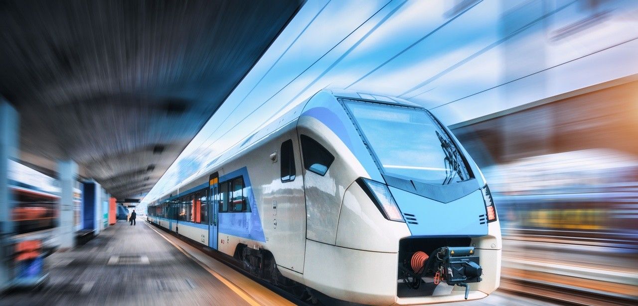 Hochpräzises Monitoring im Schienenverkehr: BST RAIL Sensor von Bay (Foto: AdobeStock - Prisicaruta 698890064)