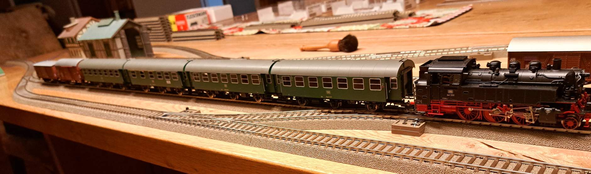 Ein recht langer Zug ist eingefahren. Ich glaube, mehr als drei Waggons sollte hier kein Zug mitbringen.