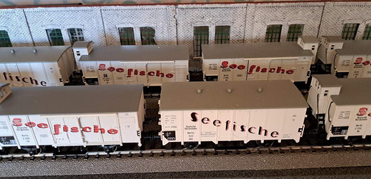 Die Hafenbahn auf dem Sideboard. Hamburgisch mit Mövengeschrei und Wellenschlag.