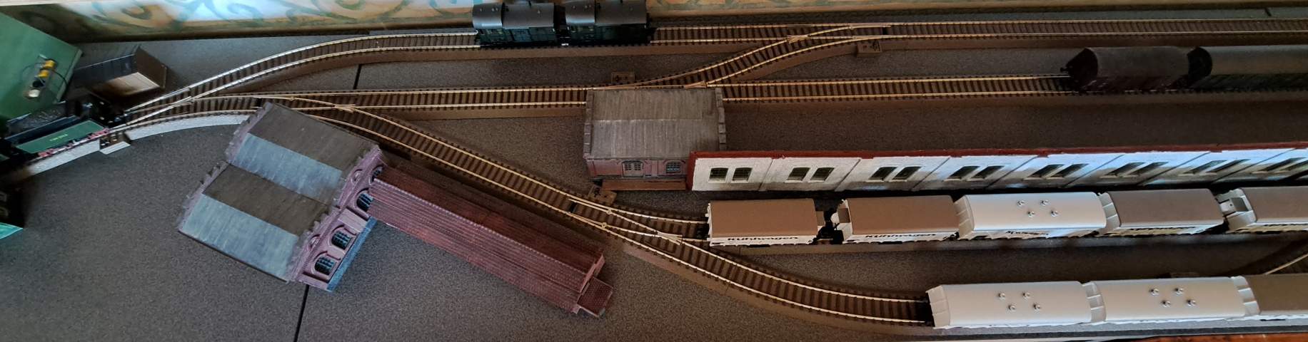 Die Hafenbahn auf dem Sideboard. Hamburgisch mit Mövengeschrei und Wellenschlag.