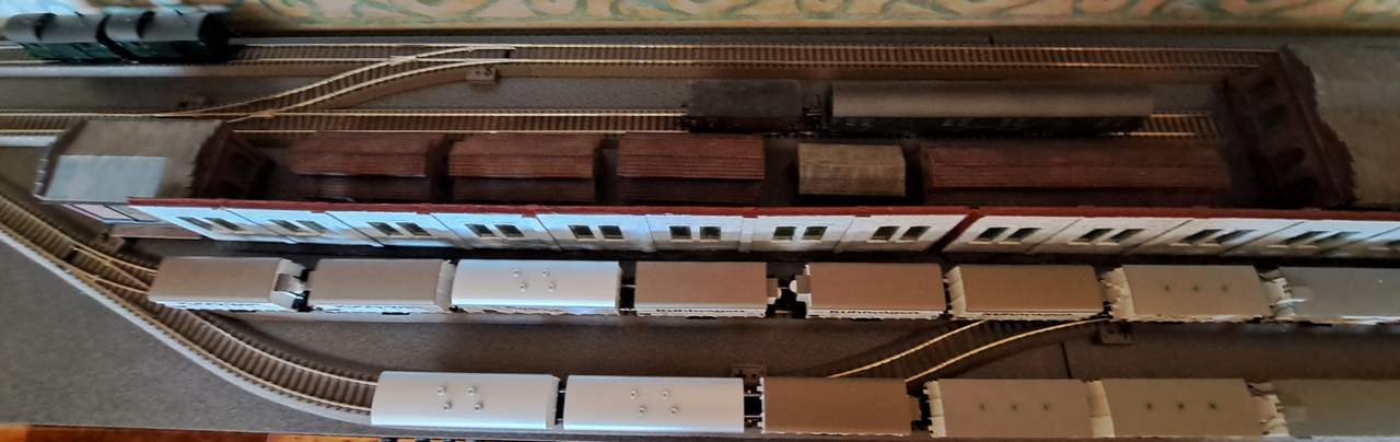 Die Hafenbahn auf dem Sideboard. Hamburgisch mit Mövengeschrei und Wellenschlag.