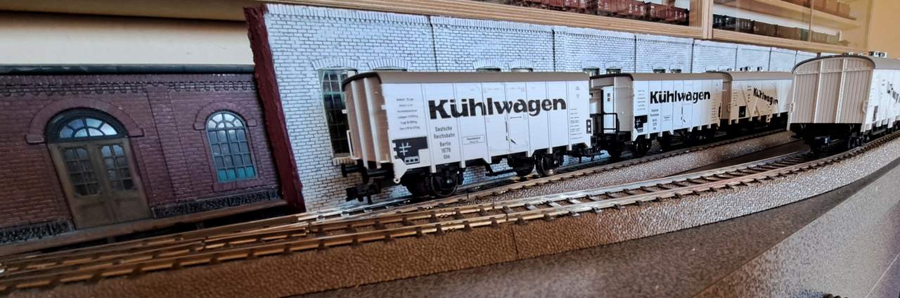 Die Hafenbahn auf dem Sideboard. Hamburgisch mit Mövengeschrei und Wellenschlag.